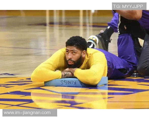 福法纳加盟蓝军后渴望证明自己却屡遭伤病困扰重回正轨之路艰难 福法纳加盟蓝军后渴望证明自己却屡遭伤病困扰重回正轨之路艰难